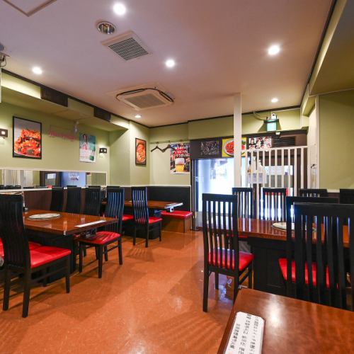 【温かい空間で心弾むひとときを】4人掛けのテーブルは、気軽に会話を楽しむのにぴったり。明るい雰囲気の中、さまざまな料理を囲んで笑顔が広がります。活気あふれる店内では、他のお客さんとの交流も楽しめるかも☆