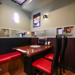 【笑顔が集まる居心地の良い場所】3名掛けのテーブル席で、友達や大切な人と共に楽しいひとときを過ごせます。明るい空間が、訪れる人々の心を癒し、特別な思い出を作り上げます☆ ぜひ、仲間と一緒に訪れてみてください♪