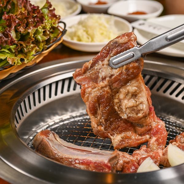 【肉の旨味が口いっぱいに広がる至福のひととき！】肉汁溢れるヤンニョムカルビ　2000円(税込)