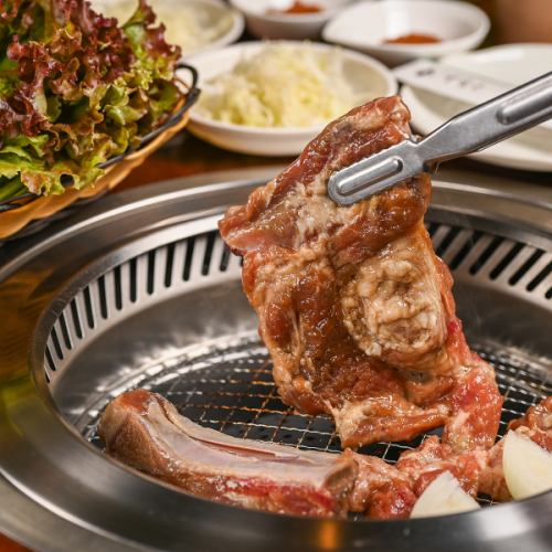 【肉の旨味が口いっぱいに広がる至福のひととき！】肉汁溢れるヤンニョムカルビ　2000円(税込)