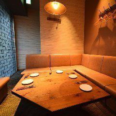 [5 ~ 6 people half-private sofa seat] A space where adults can relax and relax.We have a semi-private room with sofa seats for up to 5-6 people.Surround yourself with our specialty grilled food in a high-quality space and enjoy a luxurious time.Please use in various scenes such as various banquets, joint party, secondary party ♪