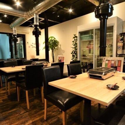 焼肉店ならではの賑やかさと活気がありつつも、広々とした空間です♪ダクトがすっきり配置された開放的な空間で、友人や同僚とワイワイ賑やかに過ごすのにぴったり◎美味しいお肉を囲んで、楽しい思い出を作ってください。