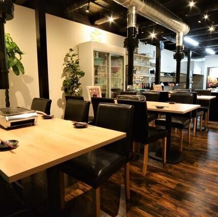 広々とした店内は、最大30名様までの貸切にも対応しております◎会社のご宴会や大人数での打ち上げに最適です♪周りを気にせず、美味しいお肉とお酒を心ゆくまでお楽しみいただけます。紙煙草・電子タバコ両方OK！