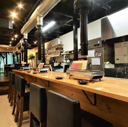 お一人様や少人数でのご利用に最適なカウンター席です♪お仕事帰りのサク飲みや、自分だけの時間をゆっくり過ごしたい時におすすめです!