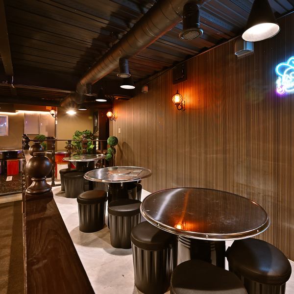 落ち着いた照明とスタイリッシュな内装で、少人数でのお食事にもぴったりな空間をご用意しております。気心の知れた友人やカップルでゆっくり会話を楽しみながら、厚切りサムギョプサルや韓国定番料理を味わえます。周囲を気にせずリラックスできるテーブル席は、プライベート感もありデートや女子会におすすめ。