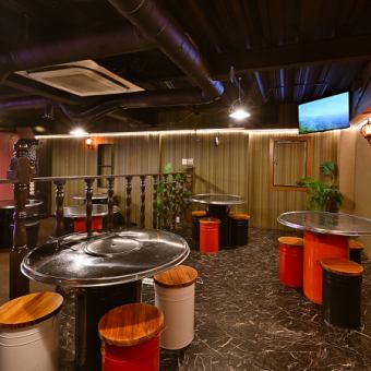 シックな内装とネオンの彩りが目を引く空間は、韓国らしいおしゃれな雰囲気満載！ステンレスのテーブルやダクトが韓国屋台を思わせつつ、都会的で洗練された印象に仕上がっています。SNS映えも抜群なモダン焼肉店です。