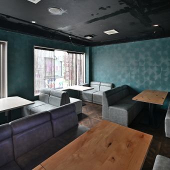 シックで落ち着いた雰囲気の店内には、ゆったりと座れるソファ席やバルスタイルのテーブル席をご用意。大人数での宴会はもちろん、少人数での飲み会やデートにもぴったりの空間です。本格的な韓国料理を楽しみながら、くつろぎのひとときをお過ごしください。