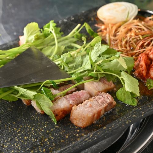 香ばしく焼き上げる本場の味！極厚ミナリサムギョプサルが自慢