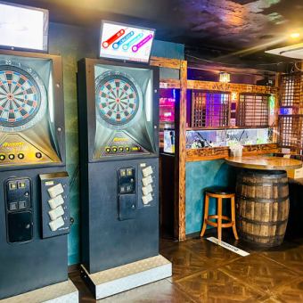 本格的なダーツマシンが複数台設置されており、友人や同僚と白熱したゲームを楽しめます！お酒を片手にダーツで盛り上がれば、距離もぐっと縮まるはず。おしゃれな空間で飲みながら遊べる、最高のエンタメスポット。