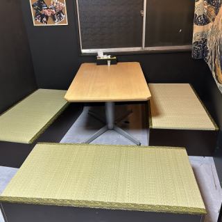 2階にあるテーブル席になります。畳の椅子に座り、みんなで楽しくワイワイ呑めます。