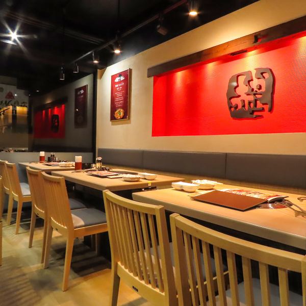 広々とした配置で、食事を楽しむには最適な環境です！また、小上がり席は、プライベート感があり、友人との会話も一層盛り上がりますよ♪お客様が心からくつろげる場所を提供するために、全力を尽くしています☆