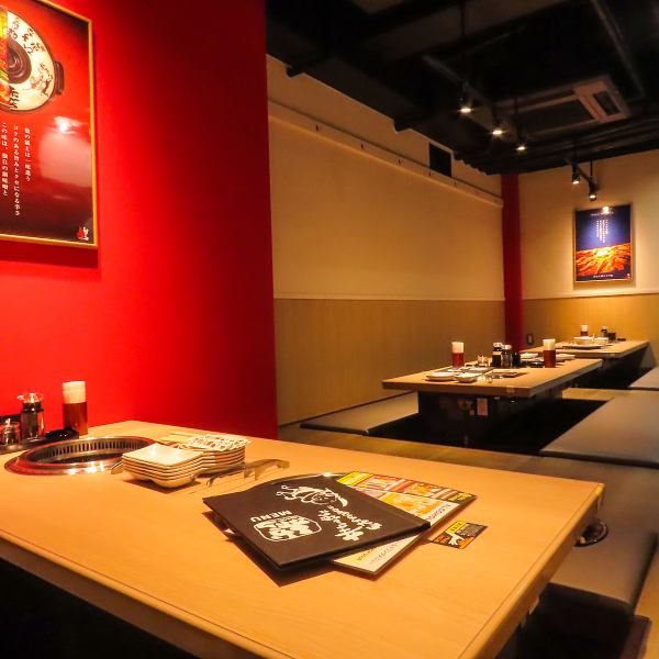 当店は、心地よい空間を大切にしています。店内は広々としており、友人との会話も弾むこと間違いなし♪さらに、小上がり席は、落ち着いた雰囲気の中でくつろげる特等席☆お客様一人ひとりの時間を大切にし、リラックスできる環境を提供しています。