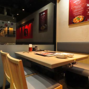当店は、広々とした席が自慢の一つです。テーブル席は友人や家族との楽しい時間を過ごすのにぴったり☆お互いの会話が弾むような、心地よい距離感を大切にしています♪リラックスできる雰囲気の中で、料理を思う存分楽しんでいただけます！美味しい料理と共に、素晴らしい時間をお楽しみください♪