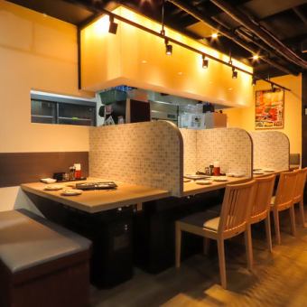 カウンター席は、友人や恋人との親密な時間を過ごすのにぴったりのお席です♪会話も弾むこと間違いなし！心地よい距離感の中で、美味しい料理を味わっていただけます♪お客様の笑顔のために、心を込めたサービスを提供し、素敵な思い出になるよう尽力致します◎