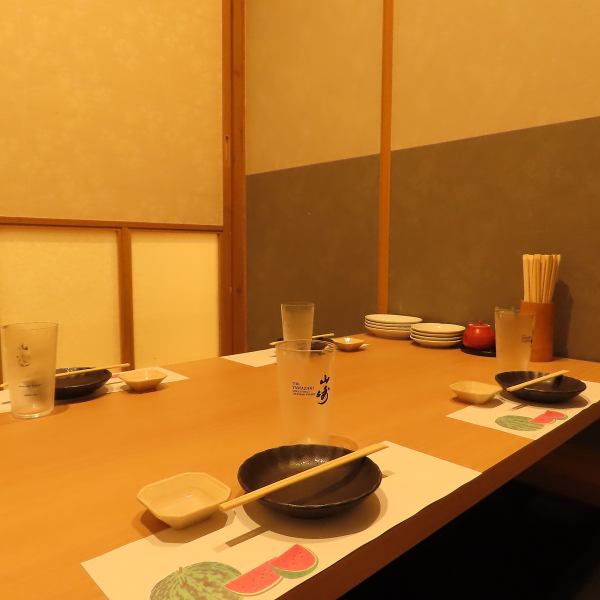 足を伸ばしてリラックスしながらお食事をお楽しみいただける掘りごたつタイプの個室席。和の温もり溢れる落ち着いた空間の個室席は、大切なお食事の場にピッタリ◎顔合わせや還暦のお祝い、接待などのビジネスシーンでもご利用いただけます。お席のご要望などございましたらお気軽にお問い合わせくださいませ！