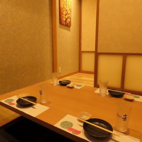20名様でご利用いただける掘りごたつ個室をご用意しています。温かみのある空間なので、会社のご宴会利用にもピッタリです◎