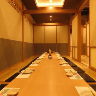 60名様ご利用可能な掘りごたつ個室があり、大人数でもゆったりとした時間を過ごせます。特別な会合に最適な空間です。