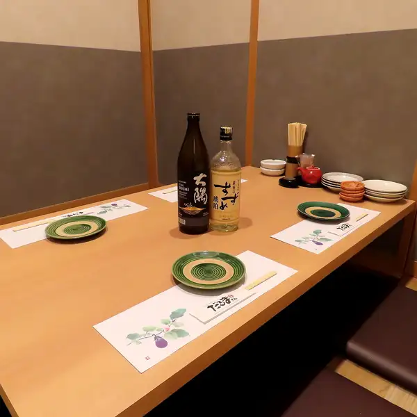 足を伸ばしてリラックスしながらお食事をお楽しみいただける掘りごたつタイプの個室席。和の温もり溢れる落ち着いた空間の個室席は、大切なお食事の場にピッタリ◎顔合わせや還暦のお祝い、接待などのビジネスシーンでもご利用いただけます。お席のご要望などございましたらお気軽にお問い合わせくださいませ！
