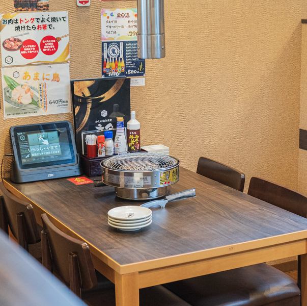 『テーブル席』ゆったりとしたテーブル席で、友人やご家族との食事に最適。オーダーはタッチパネルからご注文いただけます！