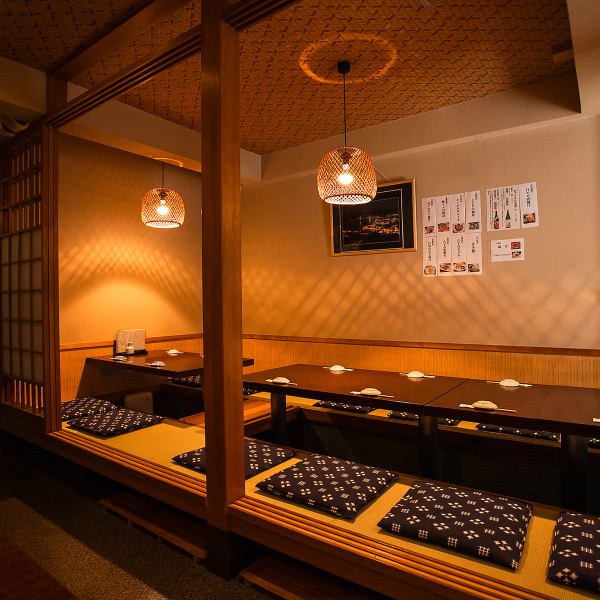 畳の上に設けられた席では、靴を脱いでリラックスしながら、友人や家族とゆったりとした時間を過ごせます。木の温もりと柔らかな照明が心地よく、会話も弾むこと間違いなし◎普段使いとしてもお気軽にご利用ください。