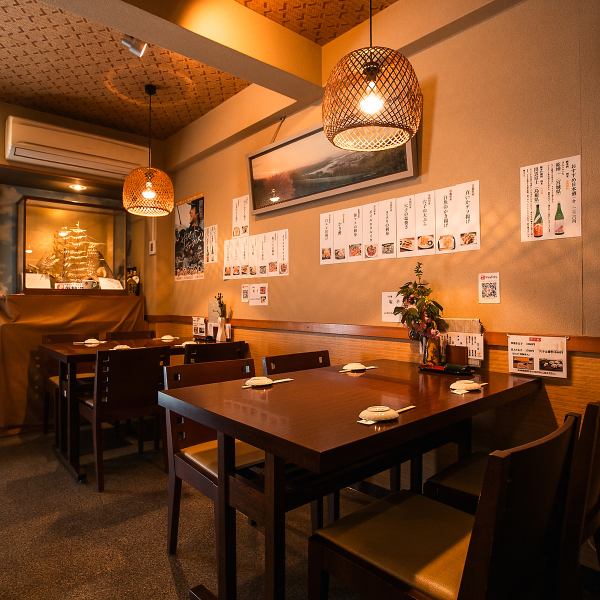 友人や家族と一緒に、新鮮なネタを囲んで楽しい会話が弾む空間です。広めのテーブルは、たくさんの美味しい寿司を並べても余裕があり、シェアしながら楽しむのにぴったり。新鮮なネタを思う存分堪能しながらお愉しみください。