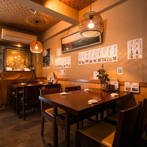 <p>友人や家族と一緒に、新鮮なネタを囲んで楽しい会話が弾む空間です。広めのテーブルは、たくさんの美味しい寿司を並べても余裕があり、シェアしながら楽しむのにぴったり。新鮮なネタを思う存分堪能しながらお愉しみください。</p>