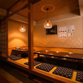 畳の上に設けられた席では、靴を脱いでリラックスしながら、友人や家族とゆったりとした時間をお過ごしいただけます。