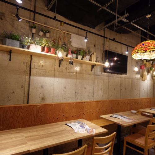 【テーブル席2名席×12席】お席のレイアウトは人数に合わせて変更できますので、お気軽にお申し付けください。広々とした店内で、押し食事と会話をお楽しみ下さい♪女子会・宴会にぴったりです。 ※写真は系列店舗のイメージです