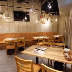 【テーブル席4名×7席】4名様でお使いいただけるお席です。広々なお席は人気◎お席の数に限りが御座いますのでお早めのご予約を!誕生日・記念日のお祝い、女子会、宴会にもぴったりです。 ※写真は系列店舗のイメージです