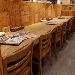 【カウンター席1名×6席】お仕事終わりなどにお気軽にご利用いただけるカウンター席です!デートやご友人、ご家族連れなどにも◎