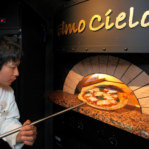 Our signature dish "Pizza".The kitchen right after entering our entrance is also equipped with a dedicated kiln!