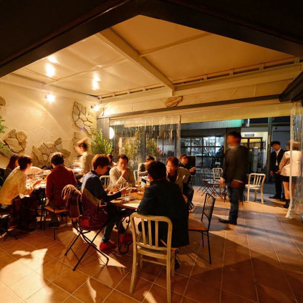 <Terrace seats are also popular in the breeze season! Up to 20 people> Terrace seats Banquets are also fashionable and popular ♪ Spacious terrace seats that can accommodate up to 20 people.The stone oven that bake pizza is a space with a lively feeling!