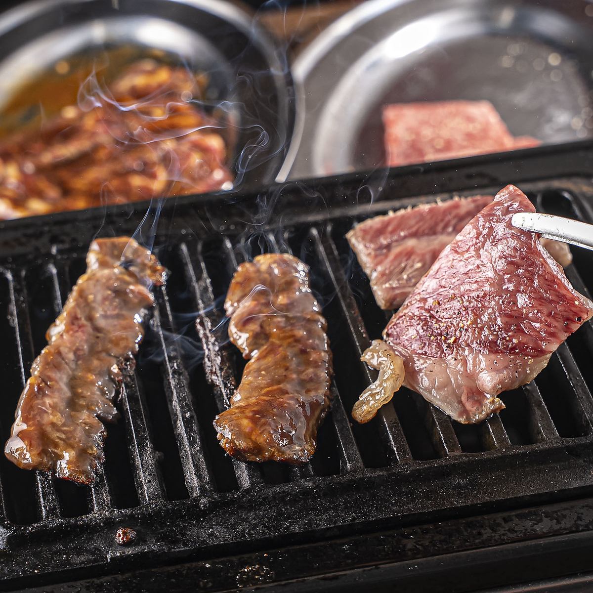 当店は、1～4℃の冷蔵庫で低温熟成した旨味たっぷりのお肉をご提供しております。