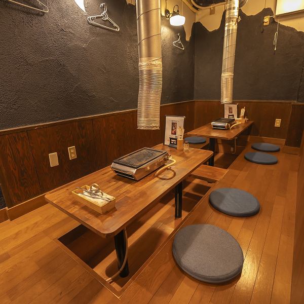 【お一人様やデートに最適】 大人の隠れ家のような空間を贅沢に味わえるカウンター席。暗めのトーンで落ち着いた店内で、お肉と会話に集中できるよう設計されています。職人の技を眺めながら、高級感あふれる雰囲気の中で、お肉を堪能したい方におすすめです。