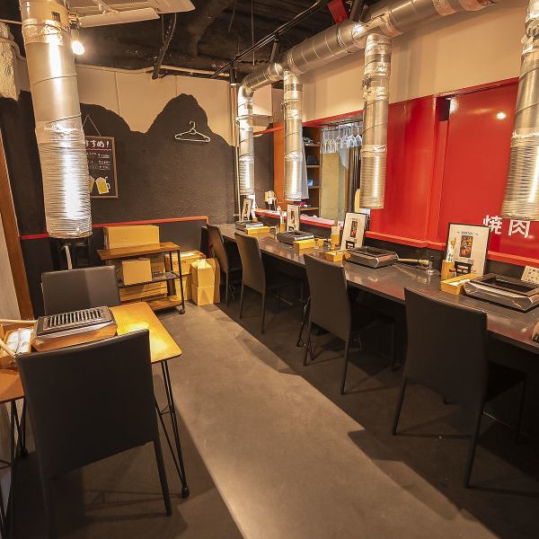 【宴会・特別な集まりに】 4名席と6名席を結合して、最大12名様までご利用可能な空間が楽しめます。シックで高級感あふれる店内を貸し切り感覚で利用でき、賑やかに楽しめます。結合できるお席は、大切なメンバーとの忘年会や記念日の集まりに最適です。