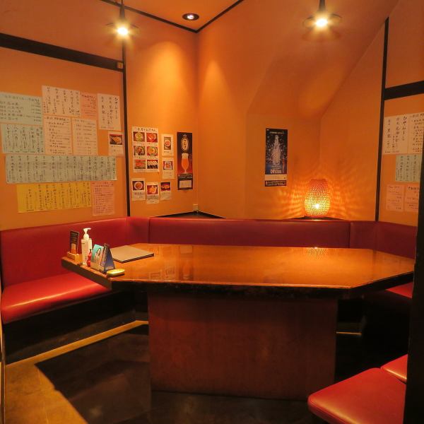 The spacious interior can be used by friends and families! The stylish interior on the open floor ♪ It is also popular for company banquets, welcome and farewell parties, and small meals.Please enjoy our special menu with a wide variety of sake and various drinks!