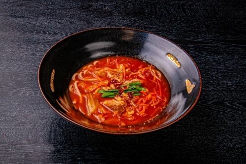 매운 재단어 돼지 찌개 냄비 우동