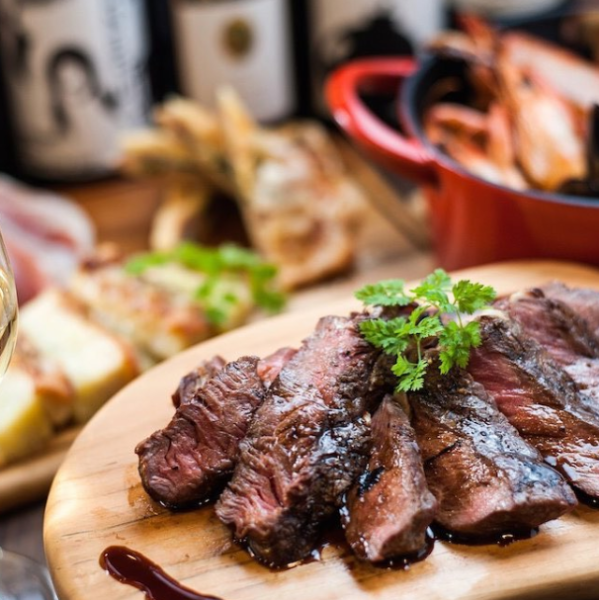 店長の一押しメニューとして、エゾ鹿を使ったこだわりのお肉料理