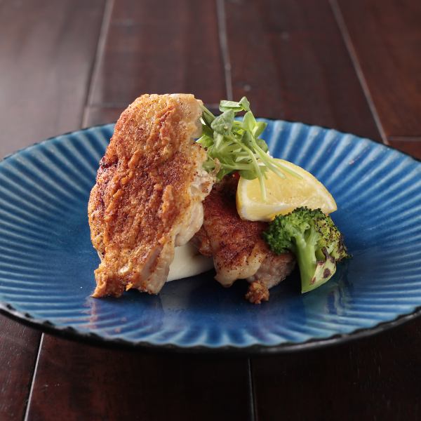 【カラフルな見た目も楽しい！】ビジュアルと美味しさの才色兼備な料理たち。『ワイン』と『色とりどりのアテ達』がテーブルに集合すれば、それだけで魅せ空間の出来上がり！欲張りさんはときめくお肉をオーダーしちゃうのもアリ♪お気に入りのグラスワインやクラフトビールであなた好みにテーブルコーディネートを楽しんで