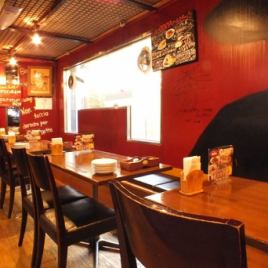 There are 4 table seats available for 3 people ♪ The table can be adjacent to each other so please use it widely for small group drinking party and dinner party