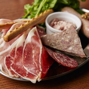 A platter of prosciutto and salami carefully selected by meat professional "Kodama" and a steak plan with all-you-can-drink