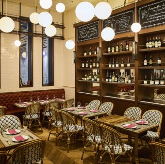 店内は最大34名様、テラス席は24名様までご利用可能。また、貸切は20～50名様まで対応可能です。