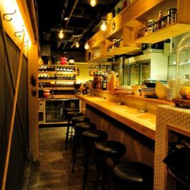 [1F] The counter seats with a sense of openness are seats with a lively atmosphere where you can see the cooking in front of you.We have staff who want to talk to you, so please enjoy conversations such as cooking questions and private stories.If you have any dietary requests, please let us know.