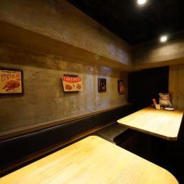 [1F] Semi-private style box seats.For ~3 people and ~6 people.The relaxing semi-private rooms are recommended for dates and small banquets!