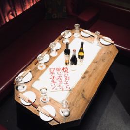 The wine red sofa is a room full of playfulness that makes you think of adult play as if you were enjoying a drink in a hideout.Time passes slowly under the subdued lighting, making the sake even more delicious.Of course, it's a completely private room, so even if you have a lot of fun ◎!!