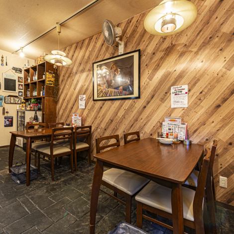 木目を基調とした内装は落ち着いた雰囲気を演出し、居心地のよさを大切にしています。友人との食事や会社帰りの一杯、デートや家族利用まで幅広いシーンにマッチ。温かみある空間で心地よい時間を過ごせます。