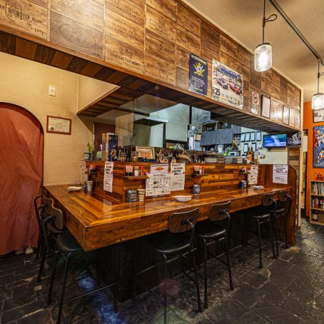 落ち着いた雰囲気で家族でも安心!木の温もりを感じる落ち着いた空間は、ご家族連れでも安心。周囲を気にせず、ゆっくり食事を楽しめる居心地の良さが自慢です。