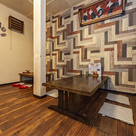 大人が集う隠れ家的な雰囲気が漂う店内。静かで心地よい空間は、友人や大切な人との食事をより特別なひとときにしてくれます。カジュアルながらも上質感のある雰囲気で、幅広い世代が楽しめる店内。初めてでも自然とくつろげる温かさが広がっています。