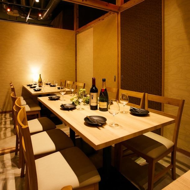 [Please leave your medium-sized banquets to us] We will guide you to a comfortable private room depending on the number of guests! We also offer an all-you-can-drink and all-you-can-eat course where you can enjoy our signature dishes! Be mindful of your surroundings. This completely private room is perfect for girls' nights out, as well as birthdays, anniversaries, and other celebrations!