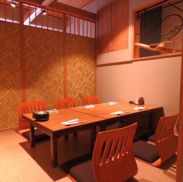 個室は2名様～ご案内OK。デート、会食、ご宴会、お祝い事等シーンを選ばない使い勝手の良いお席です。他のお席とは通路で仕切られており、周囲を気にせずお食事を楽しんで頂けます。ご利用には事前予約がオススメです。